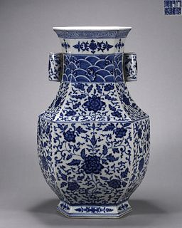 A blue and white interlocking flower porcelain double-eared zun