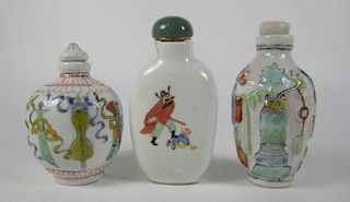 A LOT OF THREE CHINESE PORCELAIN SNUFF BOTTLES