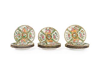 Set of 12 Chinese Rose Medallion Scalloped Plates