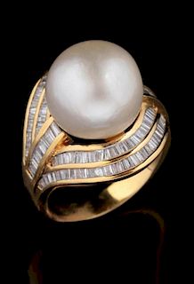 A STYLISH 18K GOLD PEARL AND BAGETTE DIAMOND RING