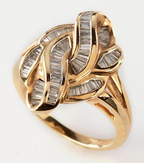 A 14K GOLD FASHION RING WITH BAGUETTE DIAMONDS