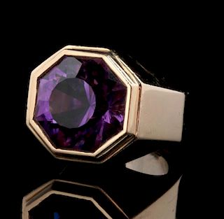 A 14K AMETHYST RING WITH A LARGE HEXAGONAL STONE