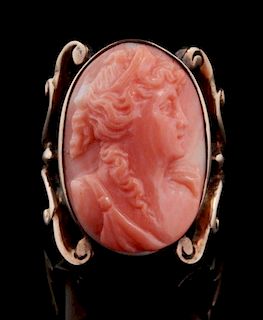 AN ANTIQUE 10K GOLD CARVED CORAL CAMEO RING