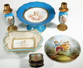 A COLLECTION OF SMALL CONTINENTAL PORCELAIN OBJECTS