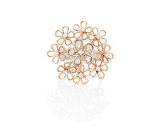 An "en tremblant" diamond flower ring
