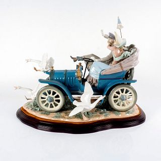 Car in Trouble 1001375 - Lladro Porcelain Figurine
