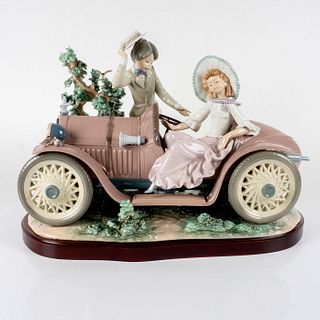 First Date 1001393 - Lladro Porcelain Figurine
