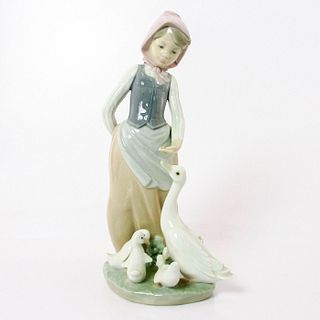 Feedtime 1001277 - Lladro Porcelain Figurine
