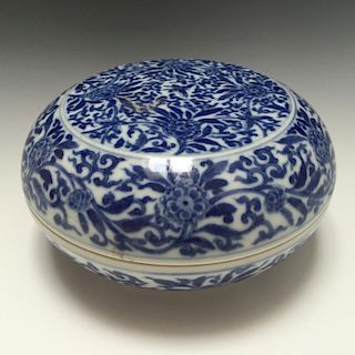 CHINESE ANTIQUE BLUE AND WHITE FLORAL BOX, MARKED QIANLONG AND PERIOD