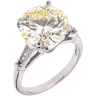 ANILLO CON DIAMANTES EN PLATINO. Un diamante corte brillante ~5.10 ct Claridad: VS2-SI1 Color: champagne. Talla: 6 ¼