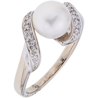 ANILLO CON PERLA CULTIVADA Y DIAMANTES EN ORO BLANCO DE 14K. Una perla blanca y diamantes corte brillante ~0.05 ct. Talla: 7 ½