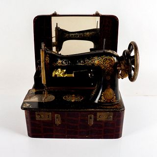 Antique Singer Sewing Machine Made in USA w Thread Box