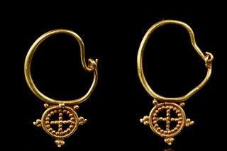BYZANTINE GOLD PAIR OF EARRINGS WITH FILIGREE CROSSES