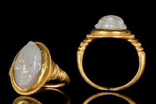 ROMAN GOLD RING WITH GROTESQUE CHALCEDONY CAMEO