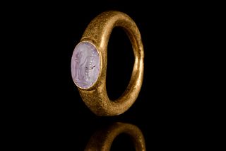 ROMAN GOLD RING WITH AGATE INTAGLIO OF STANDING ROMA