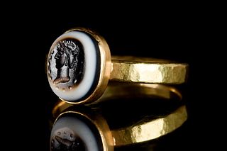 ROMAN BANDED AGATE INTAGLIO WITH GRYLLOS IN GOLD RING