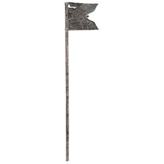 ESTANDARTE SIGLO XIX Plata cincelada y repujada 82 cm de altura Detalles de conservación Peso: 492.8 g.