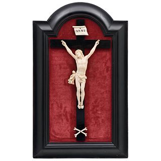 CRISTO CRUCIFICADO SIGLO XIX Talla en marfil esgrafiado y entintado Incluye marco y cruz de madera tallada. Cristo: 26 x 17 cm