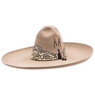 SOMBRERO CHARRO ANTIGUO  MÉXICO, CA.1920 Clásico sombrero charro estilo “poblano” de fieltro de pelo fino color “castor”