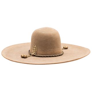 SOMBRERO CHINACO ANTIGUO MÉXICO, CA. 1870 Sombrero de fieltro fino de pelo color “yesca” adornado con toquilla de calabrote