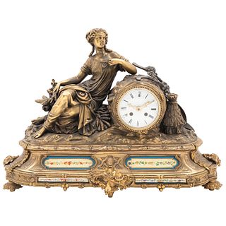 RELOJ DE CHIMENEA CON ESCULTURA DE LIVIA DRUSILA. CA. 1900. Fundición en bronce. Mecanismo de cuerda. 40 x 54 cm