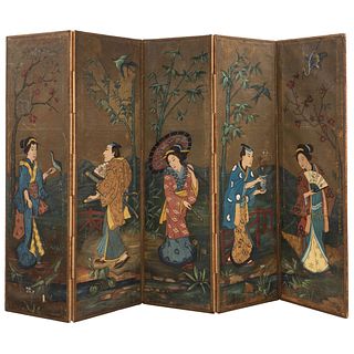 BIOMBO. ASIA, FINALES DEL SIGLO XIX. Estilo ESTETICISTA. Arpillera decorada al óleo con cinco personajes japoneses. 259 x 178 cm
