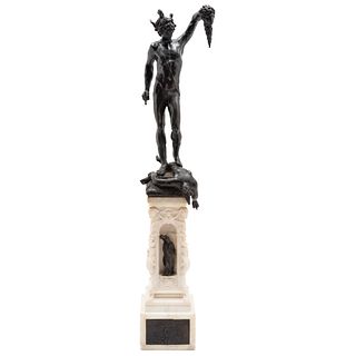 A LA MANERA DE BENVENUTO CELLINI. SIGLO XX. PERSEO CON LA CABEZA DE MEDUSA. Elaborado en bronce patinado con base de alabastro. 113 cm