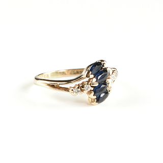 A 10K YELLOW GOLD, DIAMOND, AND SAPPHIRE BYPASS PINKY RING, 20TH CENTURY,