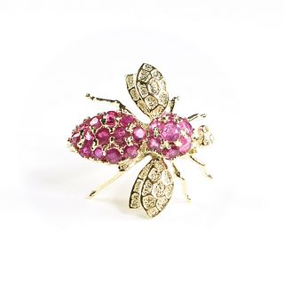 A 14K YELLOW GOLD AND RUBY BUMBLEBEE BROOCH,