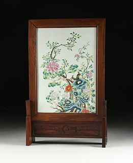 A YONGZHENG STYLE FAMILLE ROSE PORCELAIN PLAQUE AND HUANGHUALI TABLE SCREEN, MAGPIES IN LANDSCAPE, ATTRIBUTED TO THE REPUBLIC PERIOD (1912-1959),