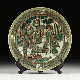 A CHINESE KANGXI STYLE FAMILLE VERTE ENAMELED PORCELAIN CHARGER, WARRIORS AT OUTDOOR COURT WITH EMPEROR AND YURTS, QING DYNASTY, 19TH CENTURY,