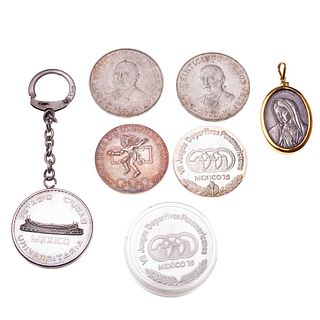 Cuatro medallas una de ellas con la Imagen de la Virgen de Guadalupe y llavero. Tres monedas de plata ley .720. Peso: 173.6 g.