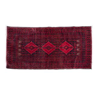 TAPETE. IRÁN, SXX. Elaborado en fibras de lana y algodón. Decorado con elementos orgánicos, geométricos en color rojo y negro.