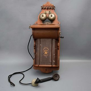TELÉFONO DE PARED. SUECIA, CA. 1900. Elaborado en madera, latón y baquelita. Marca L.M. ERICSSON & CO.