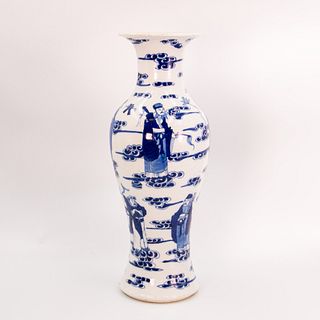 A blue and white porcelain vase | แจกันกระเบื้องเคลือบน้ำเงินขาว