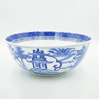 A large blue and white porcelain bowl | ชามขนาดใหญ่กระเบื้องเคลือบน้ำเงินขาว