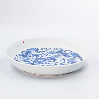 A blue and white tea tray | ถาดรองถ้วยชากระเบื้องเคลือบน้ำเงินขาว