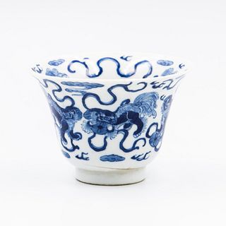 A large blue and white tea cup | ถ้วยชงกระเบื้องเคลือบน้ำเงินขาว