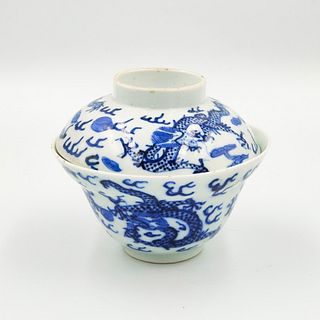 A blue and white porcelain covered teacup with saucer | ชุดถ้วยชามีฝาปิดกระเบื้องเคลือบน้ำเงินขาว