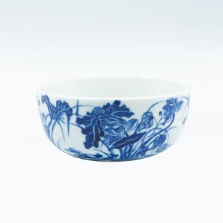 A blue and white porcelain water container | จอกตักน้ำกระเบื้องเคลือบน้ำเงินขาว