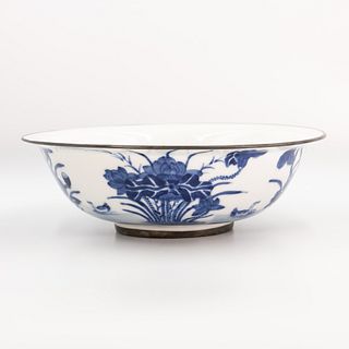A blue and white porcelain tea bowl | จานรองปั้นกระเบื้องเคลือบน้ำเงินขาว