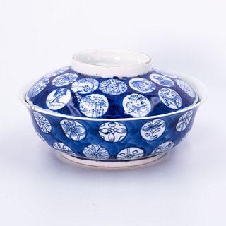 A blue and white porcelain covered bowl | ชามฝาลายอีแปะ