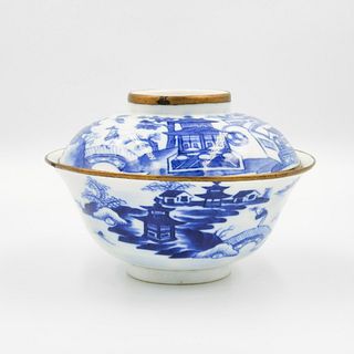 A blue and white porcelain covered bowl | ชามฝากระเบื้องเคลือบน้ำเงินขาว