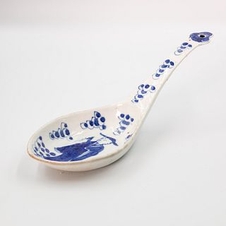 A large blue and white porcelain spoon | ช้อนขนาดใหญ่กระเบื้องเคลือบน้ำเงินขาว