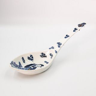 A large blue and white porcelain spoon | ช้อนขนาดใหญ่กระเบื้องเคลือบน้ำเงินขาว