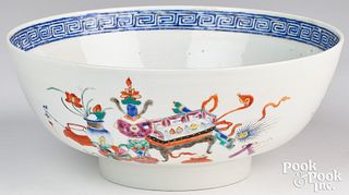 Chinese famille rose export precious objects bowl