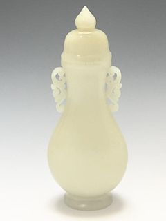 AN ANTIQUE CARVED WHITE JADE VASE. 18TH/19TH CENTURY 古色古香的白玉花瓶。 18世纪/19世纪