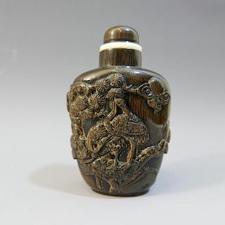 ANTIQUE CHINESE CARVED HORN SNUFF BOTTLE - 19TH CENTURY 中国古代犀角鼻烟壶，19世纪