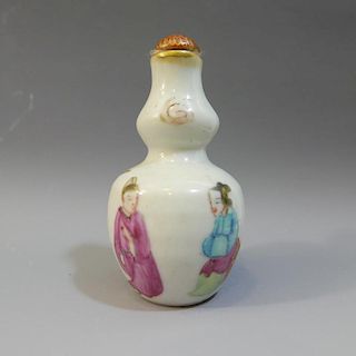 ANTIQUE CHINESE FAMILLE ROSE PORCELAIN SNUFF BOTTLE - 19TH CENTURY 中国古董粉彩瓷鼻烟壶 - 19世纪