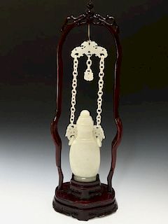 A BEAUTIFUL ANTIQUE WHITE JADE HANGING VASE. 19TH CT 上好的古董白玉花瓶， 19世纪